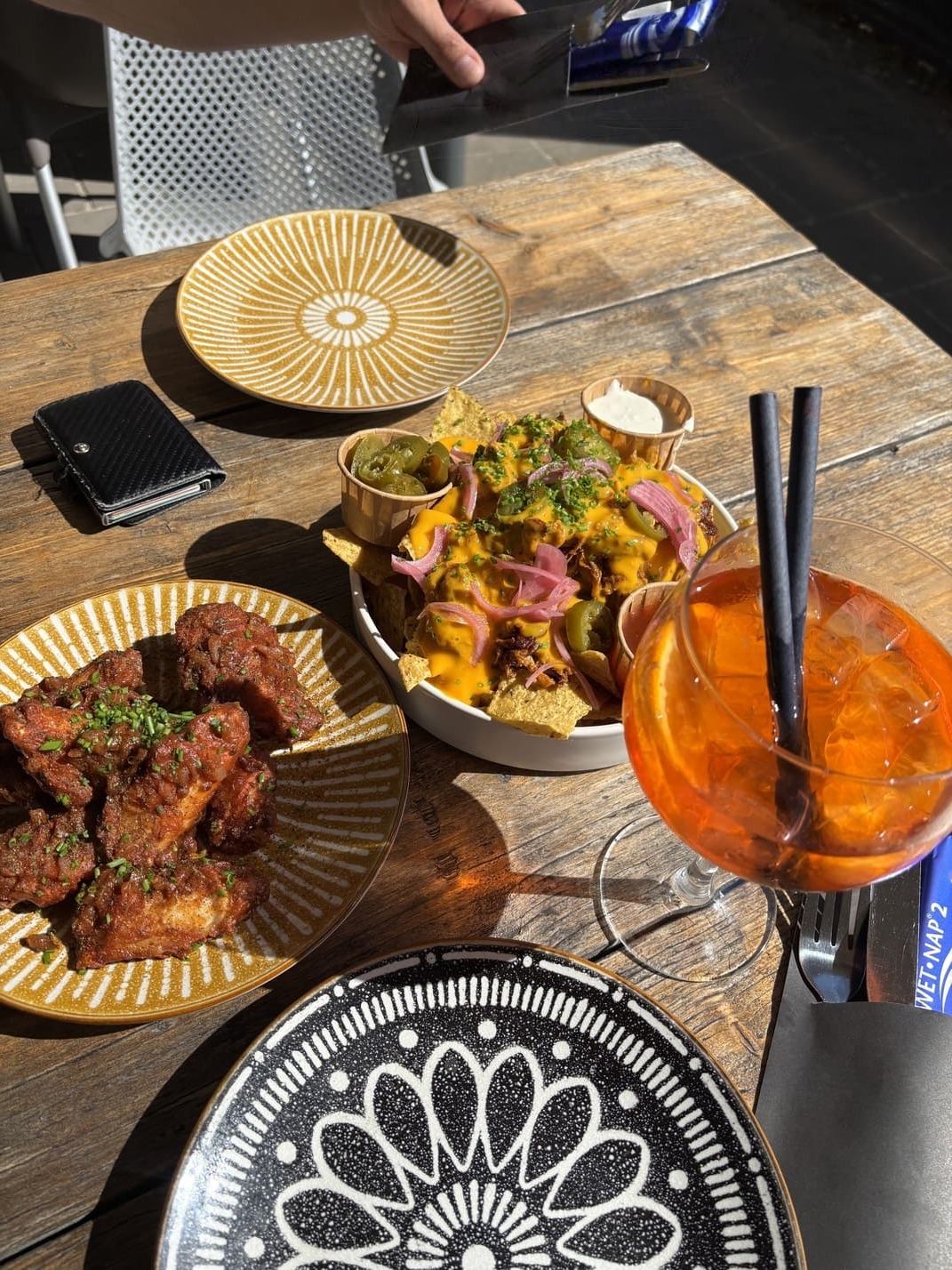 Heerlijke nacho's en kippenboutjes met een Aperol-Spritz