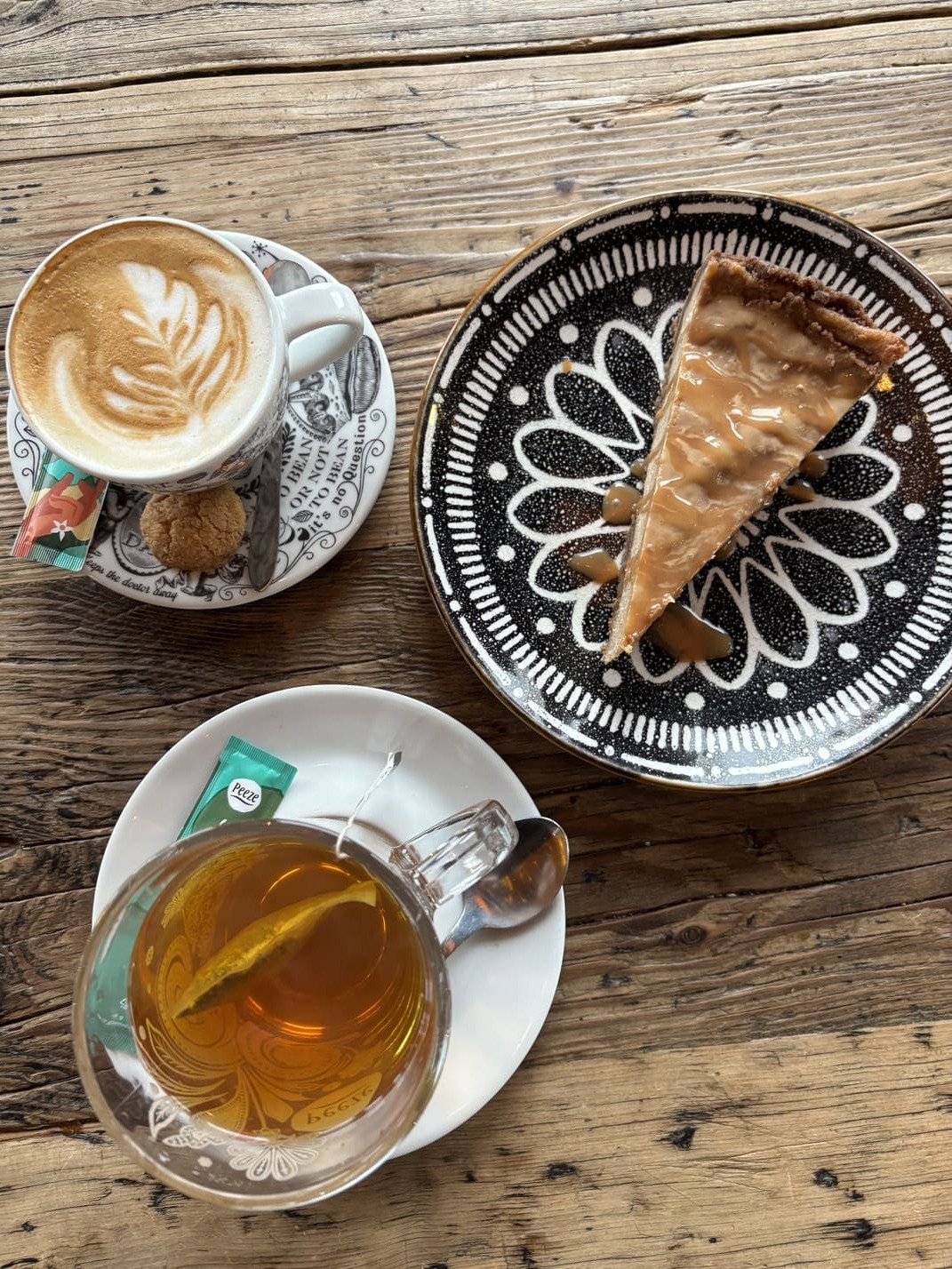 Heerlijke taart van de week met een kopje thee en koffie.